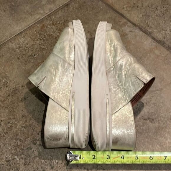 Gentle Souls by Kenneth Cole Gold Gisele 65 Sporty Slide Shoes Womens Size 9 - Picture 8 of 13